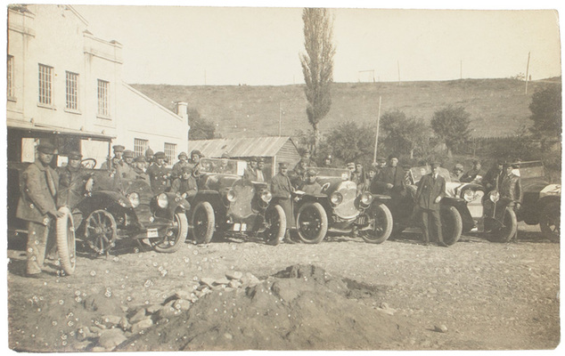 Почтовая карточка с изображением автомобилей «Руссо-Балт» с Закавказского конкурсного автопробега 1923 г. по маршруту Тифлис–Эривань–Тифлис. [Б. м.: Фот. Ф. Каллей, 1920–1930-е].